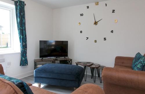 Brynteg House | Pass the Keys Modern Home with Hot Tub