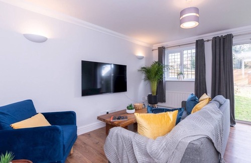Earley House | Pass the Keys | Morden design quiet house and garden and free parking