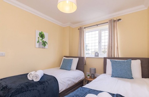 Earley House | Pass the Keys | Morden design quiet house and garden and free parking