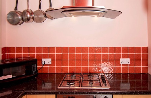 Renfrew Apartment | Pass the Keys | Private Entrance GF 2 bed flat near Renfrew Centre