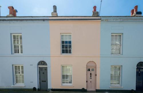 Canterbury House | Pass the Keys Stunning Georgian Cottage In The City