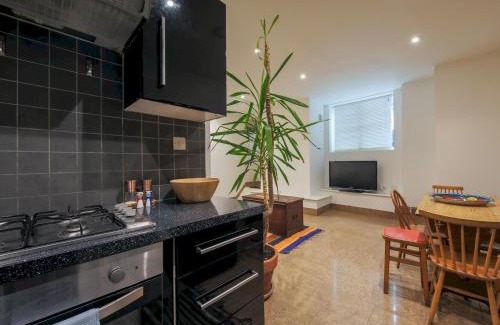 St. Leonard's Apartment | Pass the Keys Stylish Flat - 20 Mins from Central London