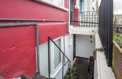 St. Leonard's Apartment | Pass the Keys Stylish Flat - 20 Mins from Central London