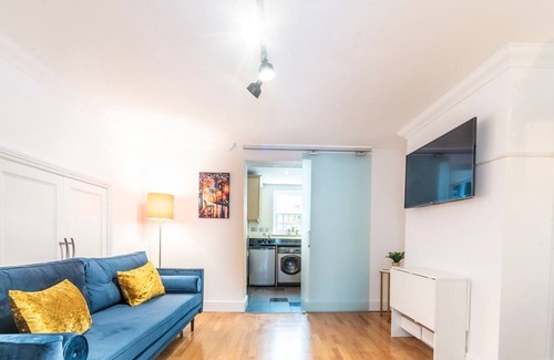 South Richmond Apartment | Pass The Keys | Stylish Apartment Minutes From Richmond Station