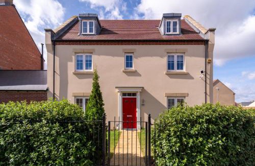 Bicester House | Pass The Keys Whitelands Way Large Family Home 8 plus 2 near Bicester Village