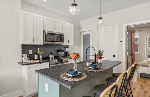 Passyunk Square Apartment | Passyunk Square Spacious 1BR - Huge Deck