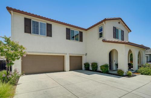 Manteca House | Patio and Outdoor Kitchen Manteca Family Home
