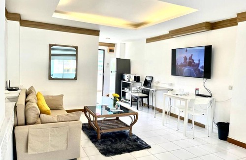 Nanai Road Apartment | Patong Beach Gardens - Pool, Fast Wifi, Smart TVs
