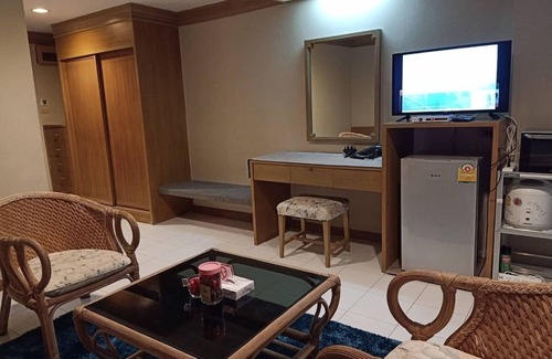 Nanai Road Apartment | Patong Beach Gardens - Pool, Fast Wifi, Smart TVs