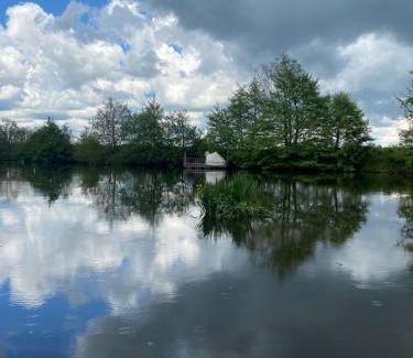 Saint-Vincent-sur-Oust Boat Rental | Patouillet bateau naviguant
