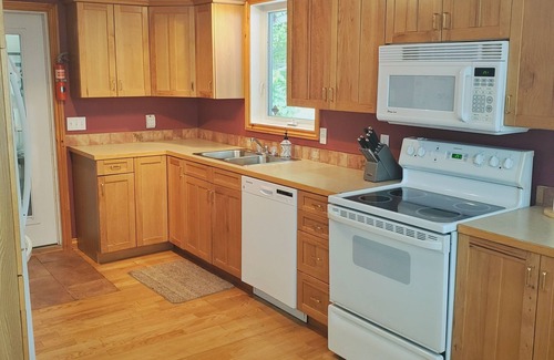 Lanark Highlands Cottage | Patterson Lake Retreat - Two Waterfront Cottages! W Hotub