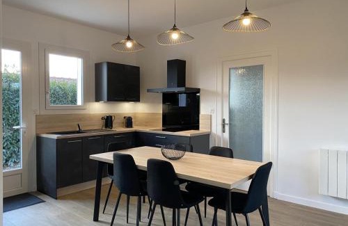 Brout-Vernet House | Pavillon rénové avec jardin arboré, proche centre-ville, véranda, parking, wifi, idéal familles - FR-1-489-417