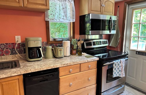 East Durham Cabin | Pawfect Family Retreat! 2bd,1ba,loft. W privateDogPark,Cls to ski,hike,ZoomFlume