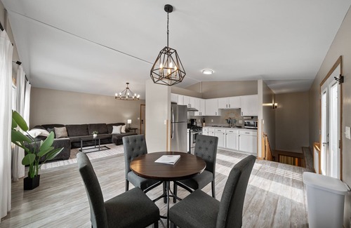 Twin Lakes House | Paws at the Lake - Close to boat launch!