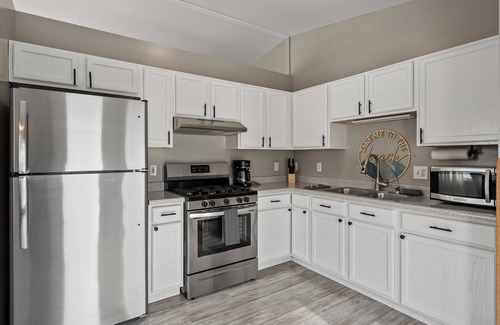 Twin Lakes House | Paws at the Lake - Close to boat launch!