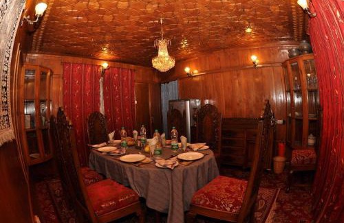 Nagin Bagh Boat Rental | Peace Of Mind Group of Houseboats