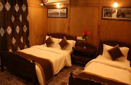 Nagin Bagh Boat Rental | Peace Of Mind Group of Houseboats