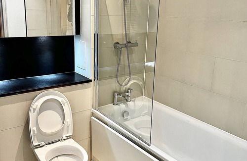 Royal Docks Apartment | Peaceful 1 Bed Apartment in Pontoon Dock, Silvertown