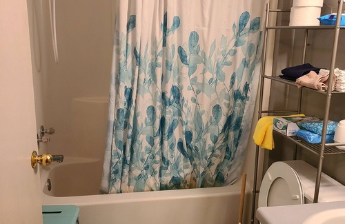 Hillcrest Apartment | Peaceful 1 bedroom with free parking - 5 min from downtown