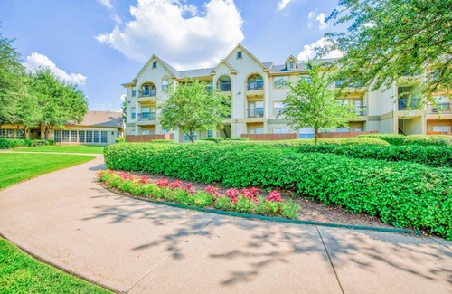 Far North Dallas Apartment | Peaceful 1BR Unit With Balcony