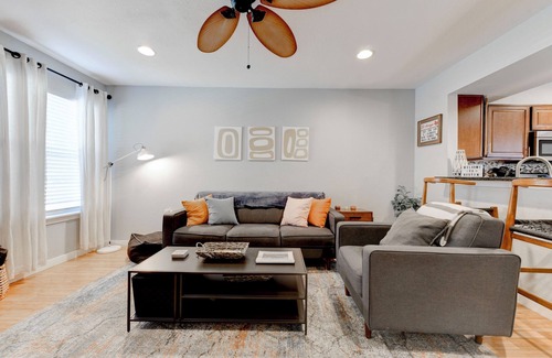 South Lamar House | Peaceful 2 BR off of So Lamar w/Pool Minutes to Dwntwn 1 KNG/1QN BR Free parking