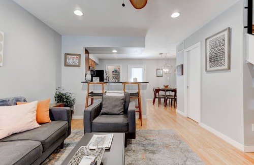 South Lamar House | Peaceful 2 BR off of So Lamar w/Pool Minutes to Dwntwn 1 KNG/1QN BR Free parking