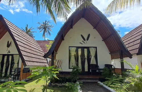 Gili Air House | Peaceful 2BR Bungalow Pool Access Walk to Sunset Beach