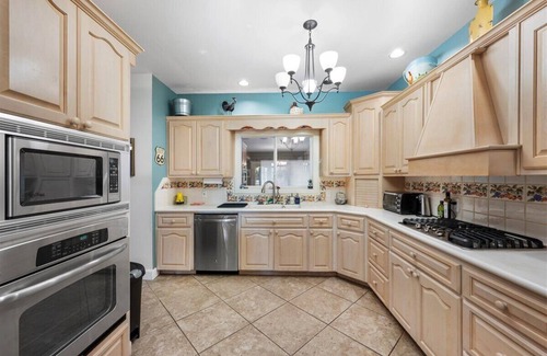 Hutto House | Peaceful 3 Acre Getaway - Creek Access, Fire Pit, Gazebo, Kayaks & Pet-Friendly!