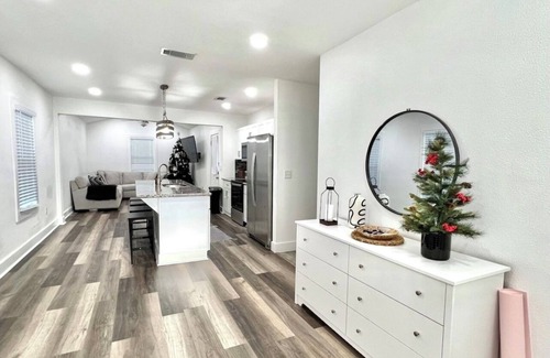 Navy Point House | Peaceful 3 Bedroom Pensacola Get Away-2 mins from NAS Pensacola