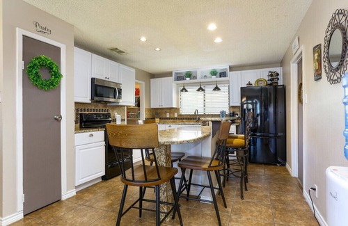 Heritage House | Peaceful 3bd 2 bath home near Sea World & BMT with pool