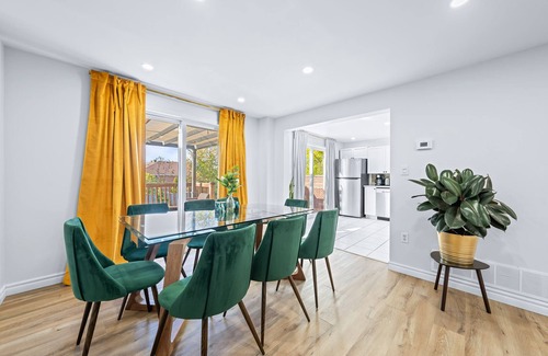 Barrie House | Peaceful - 4 bdrm home with fast WIFI free parking