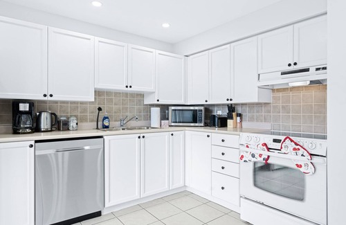 Barrie House | Peaceful - 4 bdrm home with fast WIFI free parking