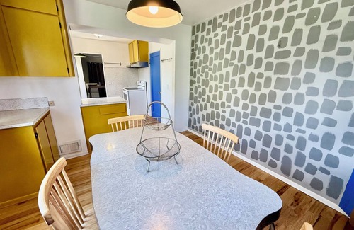 Woodstock House | Peaceful and charming 3 Bedroom house. Fenced Yard. Wifi Pets stay for free!
