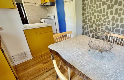 Woodstock House | Peaceful and charming 3 Bedroom house. Fenced Yard. Wifi Pets stay for free!