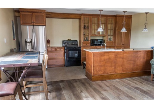 Milford House | Peaceful and close to wineries in south end of the county. Just 15 minutes from town