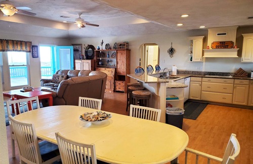 Crystal Beach House | Peaceful Bolivar beachfront home w/footpath access to the Gulf of America