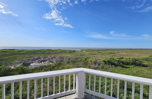 Crystal Beach House | Peaceful Bolivar beachfront home w/footpath access to the Gulf of America