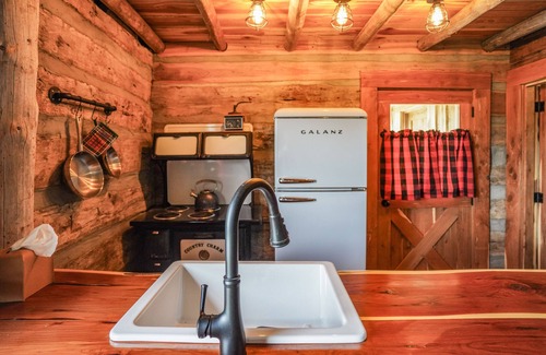 Hye Cabin | Peaceful cabin, fully updated, wine, stars, spa, perfect for relaxing