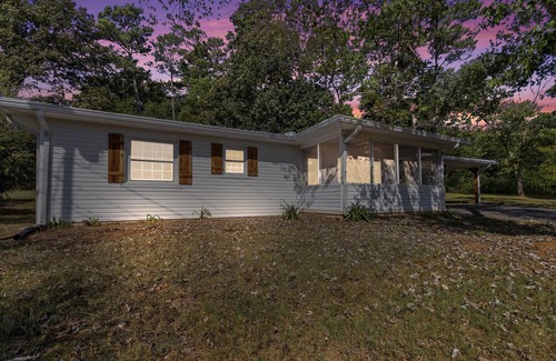 Guntersville House | Peaceful Cabin Home-Minutes from Guntersville City Harbor and Boat Launches
