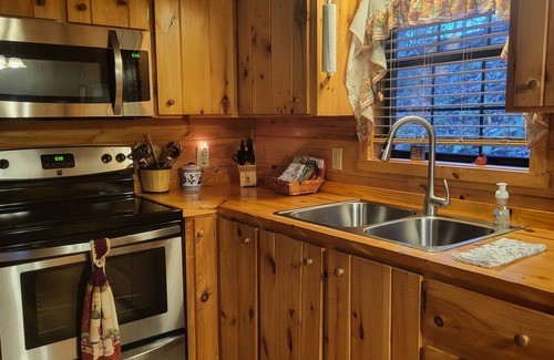 Helen Cabin | Peaceful cabin-Hot tub - short walk2town-Campfire