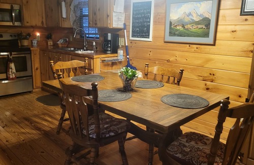 Helen Cabin | Peaceful cabin-Hot tub - short walk2town-Campfire