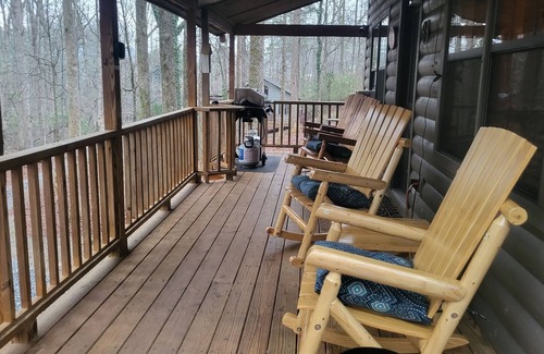 Helen Cabin | Peaceful cabin-Hot tub - short walk2town-Campfire