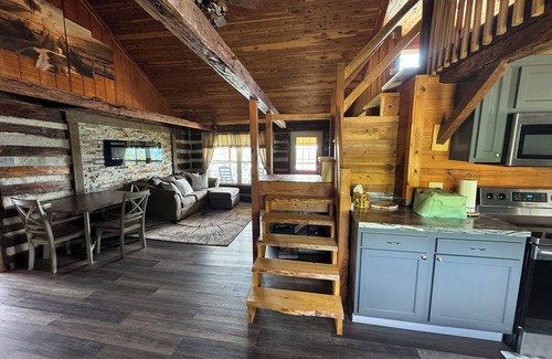 Bentonville Cabin | Peaceful cabin with spectacular river and scenic views.