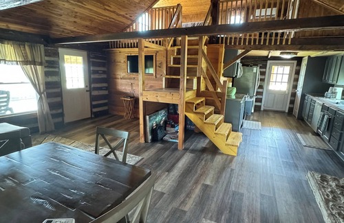Bentonville Cabin | Peaceful cabin with spectacular river and scenic views.
