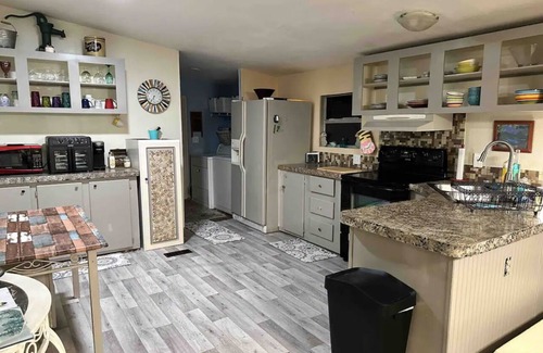 Fort White House | Peaceful cabin with fireplace, 5 minutes from the springs!