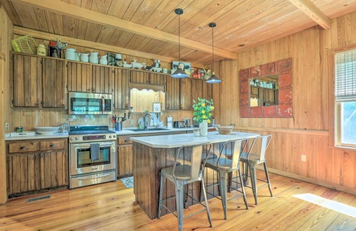 Cairo Cottage | Peaceful Cairo Farmhouse w/Barn & Fire Pit