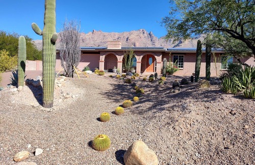 The Foothills House | Peaceful Catalina Foothills retreat w/stunning views close to hiking & shopping