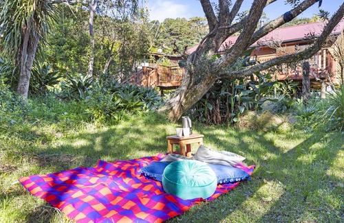 Muriwai Cottage | Peaceful cedar Cottage - 3 minutes to Muriwai Beach