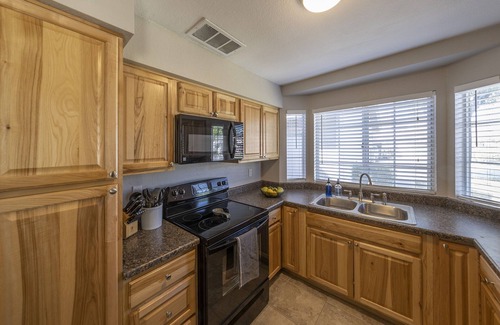 Mesa House | Peaceful+Clean+Comfy 2BR Townhouse w/Pool & Garage