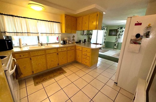 Holiday House | Peaceful Clean Home Near Water w/Nature & Bayou Views-1 Mile to Beaches-PET FREE